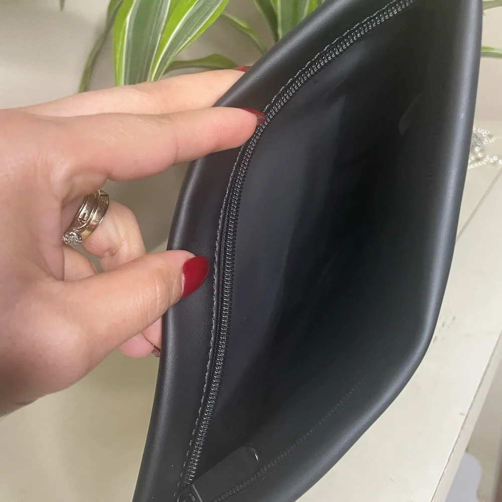 DEVON WINDSOR Black swimsuit pouch with Embossed Logo